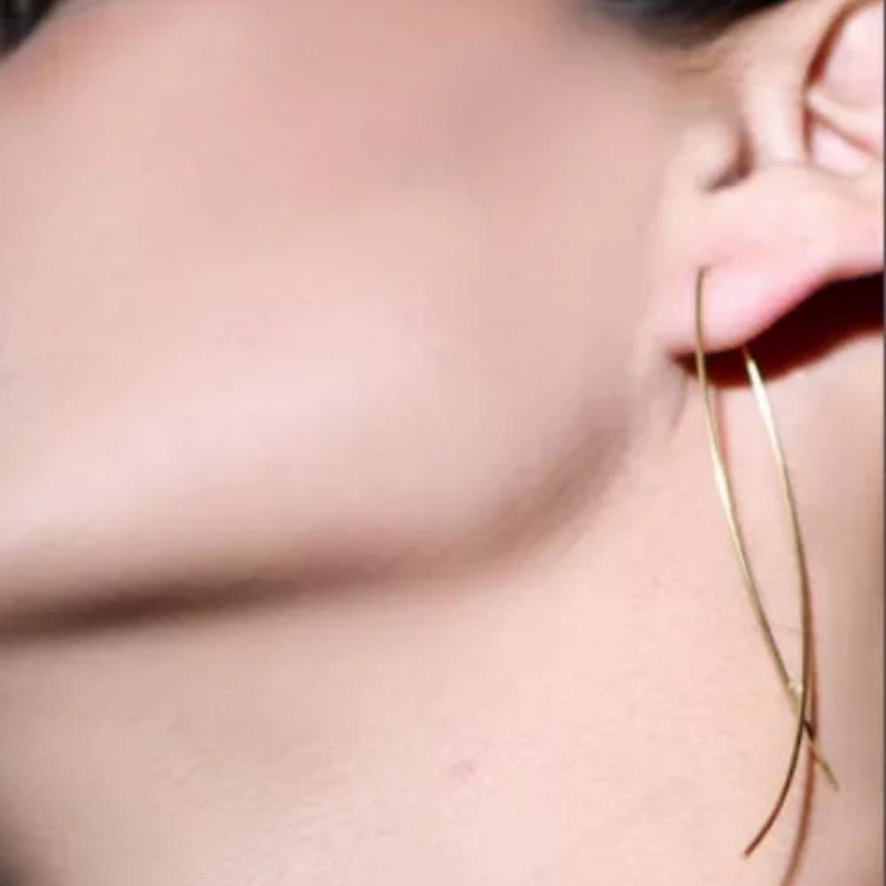 {JADA} gold dainty linear Curved Earrings - Picture 2 of 7